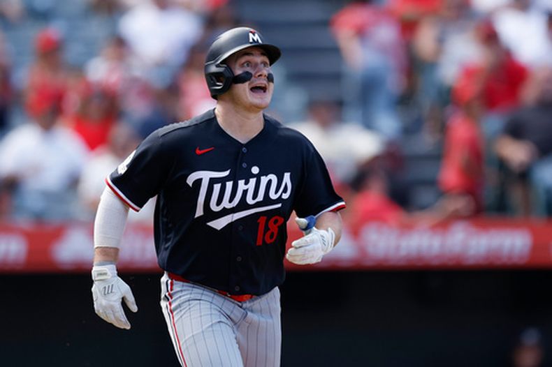 Alan Roden, de los Mellizos de Minnesota, reacciona tras conectar un jonrón de tres carreras durante la séptima entrada de un partido de béisbol contra los Angelinos de Los Ángeles, el domingo 20 de septiembre de 2026, en Anaheim, California. (Foto AP/Caroline Brehman) Minnesota Twins Alan Roden reacts after hitting a three-run home run during the seventh inning of a baseball game against the Los Angeles Angels, Sunday, Sept. 20, 2026, in Anaheim, Calif. (AP Photo/Caroline Brehman)