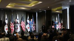 El secretario de Defensa de Estados Unidos, Pete Hegseth, acompañado por el ministro de Seguridad Pública panameño, Frank Ábrego, habla durante una conferencia de prensa el miércoles 9 de abril de 2025, en Ciudad de Panamá. (Foto AP/Matías Delacroix)