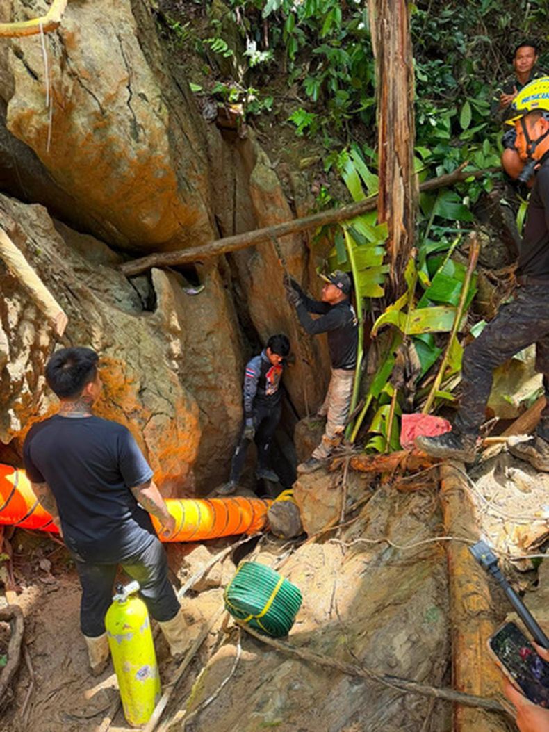 En esta imagen publicada por Metta Tham Rescue Kalasin, rescatistas trabajan para buscar a siete personas atrapadas en una cueva en la provincia de Xaisomboun, Laos, el lunes 25 de mayo de 2026. (Metta Tham Rescue Kalasin via AP)
