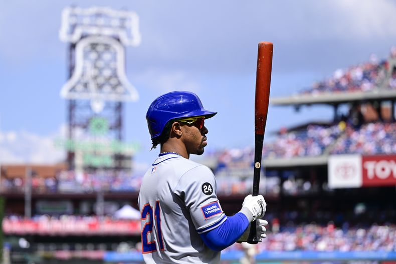 Francisco Lindor, de los Mets de Nueva York, se prepara para un turno al bate durante la primera entrada contra los Filis de Filadelfia, el domingo 15 de septiembre de 2024, en Filadelfia. (AP Foto/Derik Hamilton)