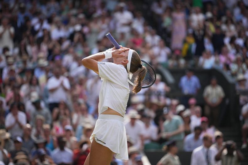 La checa Karolina Muchova celebra al vencer a la estadounidense Coco Gauff en la semifinal de Wimbledon el jueves 9 de julio del 2026. (AP Foto/Kin Cheung)