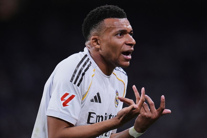 Kylian Mbappé del Real Madrid durante el partido contra Girona en la Liga de España, el viernes 10 de abril de 2026. (AP Foto/Manu Fernández)