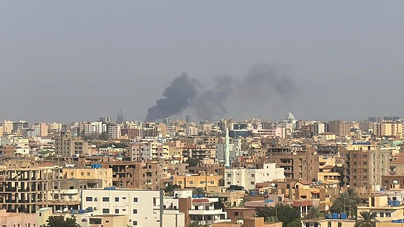 ARCHIVO - Esta imagen de video muestra humo elevándose sobre Jartum, Sudán, el 26 de septiembre de 2024, luego de que el ejército sudanés iniciara una operación para tomar el control de zonas de la capital, arrebatadas a su rival, el grupo paramilitar Fuerzas de Apoyo Rápido. (AP Foto/Rashed Ahmed, archivo)