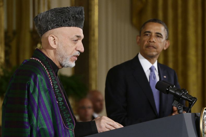 El presidente Barack Obama, a la derecha, escucha a su colega afgano Hamid Karzai durante una conferencia de prensa en la Casa Blanca, en Washington, el 11 de enero de 2013. Obama orden&oacute; el martes 25 de febrero de 2014 al Pent&aacute;gono que acele