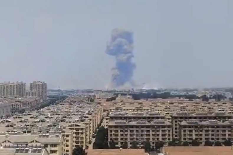 En esta imagen proporcionada el 27 de mayo de 2025 tomada por un residente local que declinó dar su nombre por temor a represalias muestra una explosión en una planta química en la provincia oriental china de Shandong. (Anónimo via AP)