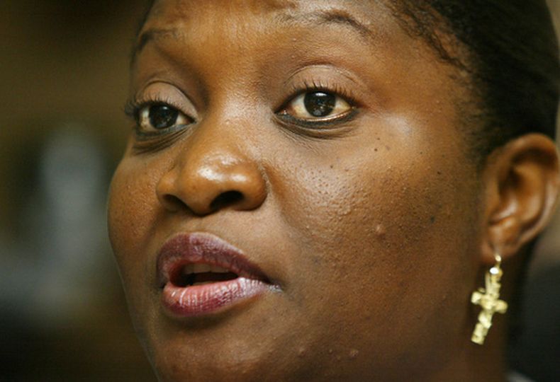 ARCHIVO - La primera dama de Liberia, Jewel Howard Taylor, habla con periodistas en la sede del Partido Patriótico Nacional, en Monrovia, la capital de Liberia, el viernes 11 de julio de 2003. (AP Foto/Ben Curtis/Archivo)