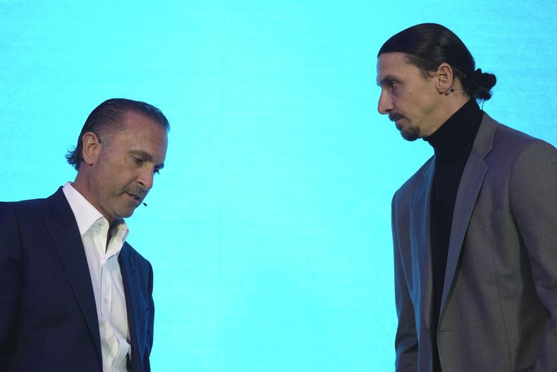 Gerry Cardinale (izquierda), dueño del Milan, y el exfutbolista Zlatan Ibrahimovic asisten a una conferencia en Londres, el 29 de febrero de 2024 (AP Foto/Kin Cheung)