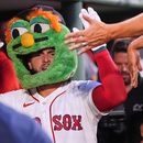 El venezolano Wilyer Abreu, de los Medias Rojas de Boston, festeja tras conectar un jonrón ante los Medias Blancas de Chicago, el miércoles 5 de agosto de 2026 (AP Foto/Charles Krupa)