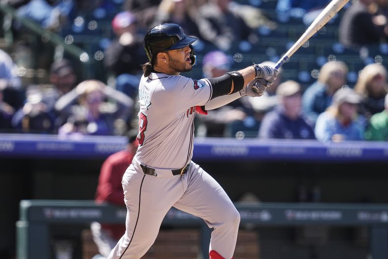 El venezolano Eugenio Suárez, de los Diamondbacks de Arizona, batea un elevado ante los Rockies de Colorado, en el encuentro del miércoles 10 de abril de 2024 (AP Foto/David Zalubowski)