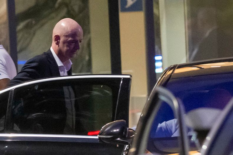 El presidente de la FIFA, Gianni Infantino, se retira tras asistir a un partido de fútbol de la Copa Africana de Naciones Femenina 2026 entre Malaui y Zambia, en Rabat, Marruecos, el miércoles 5 de agosto de 2026. (Foto AP)