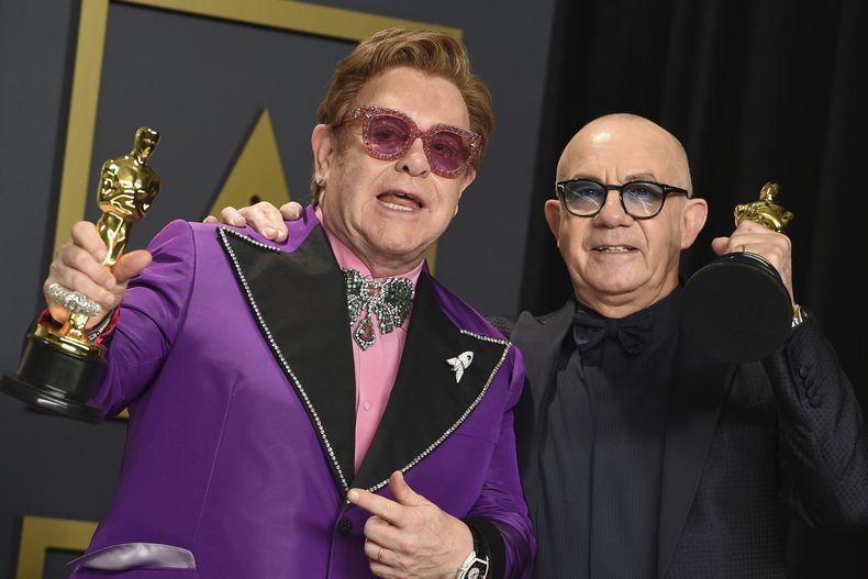 ARCHIVO - Elton John, izquierda, y Bernie Taupin, ganadores del premio a la mejor canción original por (Im Gonna) Love Me Again de Rocketman, posan en la sala de prensa en los Oscar el domingo 9 de febrero de 2020 en Los Angeles. Elton John y Bernie Taupin, los compositores que nos regalaron Your Song, Tiny Dancer y Rocket Man recibirán el Premio Gershwin de la Biblioteca del Congreso de Estados Unidos. (Foto Jordan Strauss/Invision/AP, archivo)