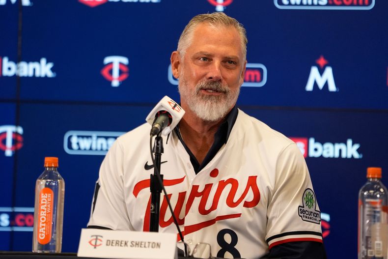 Derek Shelton, nuevo manager de los Mellizos de Minnesota, habla en una conferencia de prensa el martes 4 de noviembre de 2025 (AP Foto/Abbie Parr)