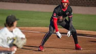 ARCHIVO - El jardinero de Rutgers, Peyton Bonds (25), se concentra en el lanzador de Purdue mientras toma ventaja desde la primera base durante un partido de béisbol de la NCAA el 11 de abril de 2025, en West Lafayette, Indiana. (Foto AP/Doug McSchooler, archivo)