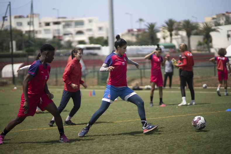 En foto del 19 de mayo del 2023, jugadoras del Fath Union Sport soccer en un entrenamiento en Rabat, Marruecos. (AP Foto/Mosaab Elshamy)