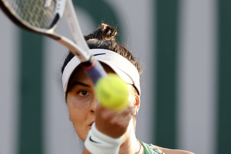 La canadiense Bianca Andreescu realizaba golpeo ante la estadounidense Emma Navarro durante la segunda ronda del Abierto de Francia, el jueves 1 de junio de 2023. (AP Foto/Jean-Francois Badias)
