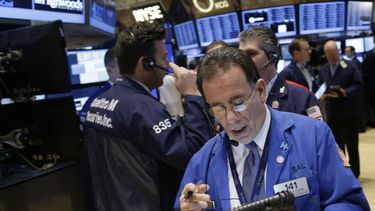 americateve | Comerciantes trabajan en el piso de remates de la Bolsa de Valores de Nueva York, el martes 31 de diciembre de 2013. (Foto AP/Seth Wenig, archivo)