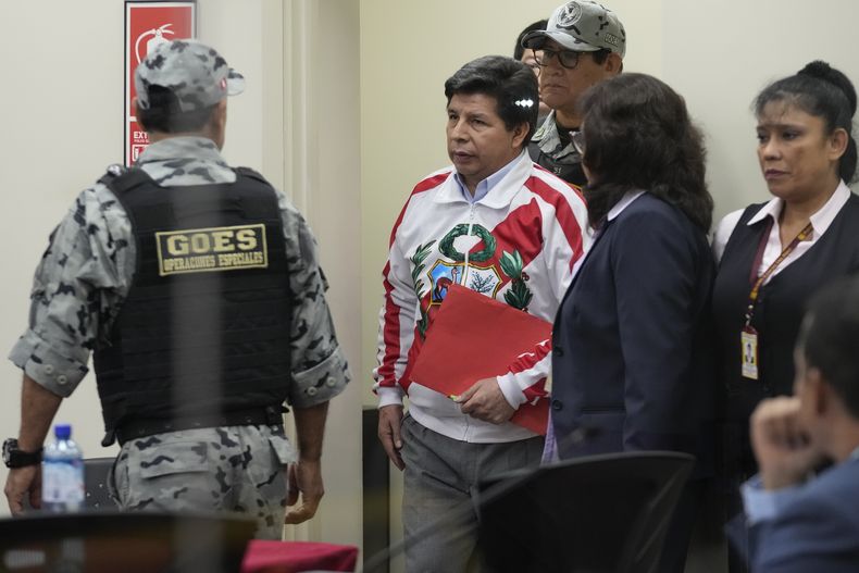 ARCHIVO - El expresidente peruano, Pedro Castillo, en el centro, que está en prisión preventiva, a su llegada a una audiencia por cargos de rebelión y otros delitos en una sede policial a las afueras de Lima, Perú, el 20 de marzo de 2025. (AP Foto/Martín Mejía, Archivo)