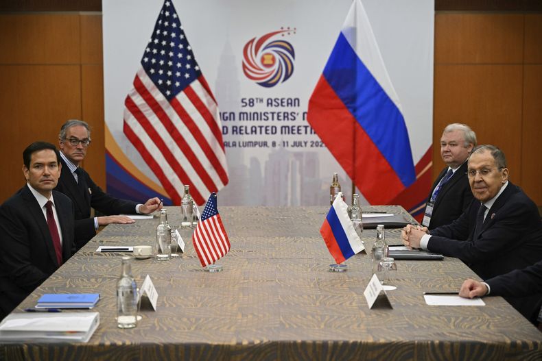 El secretario de Estado de Estados Unidos, Marco Rubio, a la izquierda, se reúne con el ministro ruso de Exteriores, Seguéi Lavrov, a la derecha, en un apare de la cumbre de ministros de Exteriores de la ASEAN en Kuala Lumpur, el jueves 10 de julio de 2025. (Mandel Ngan/Pool Foto via AP)