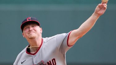 Parker Messick, abridor de los Guardianes de Cleveland, lanza en el duelo ante los Reales de Kansas City, el domingo 27 de septiembre de 2026 (AP Foto/Charlie Riedel)