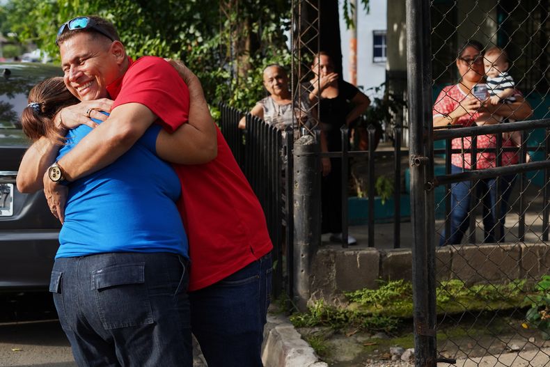 El periodista salvadoreño Mario Guevara (derecha) saluda a sus familiares tras llegar a la casa de uno de ellos en Apopa, El Salvador, tras su deportación de Estados Unidos, el viernes 3 de octubre de 2025. (Foto AP/Salvador Meléndez)