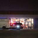 Investigadores de la policía de Colorado Springs trabajan en el Citadel Mall de Colorado Springs, Colorado, en Nochebuena después de que las autoridades informaran de una balacera en el lugar, el domingo 24 de diciembre de 2023. (Jerilee Bennett/The Gazette via AP)