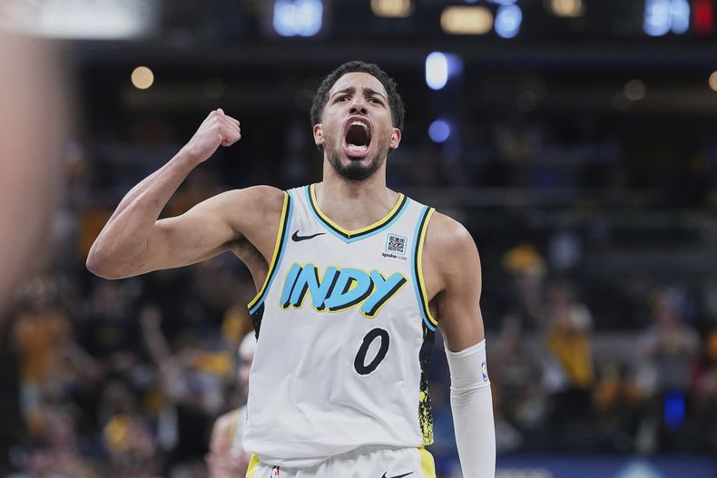 Tyrese Haliburton (0), de los Pacers de Indiana, celebra en la primera mitad del cuarto juego de la serie de playoffs del baloncesto de la NBA frente a los Cavaliers de Cleveland, el domingo 11 de mayo de 2025, en Indianápolis. (AP Foto/Michael Conroy)
