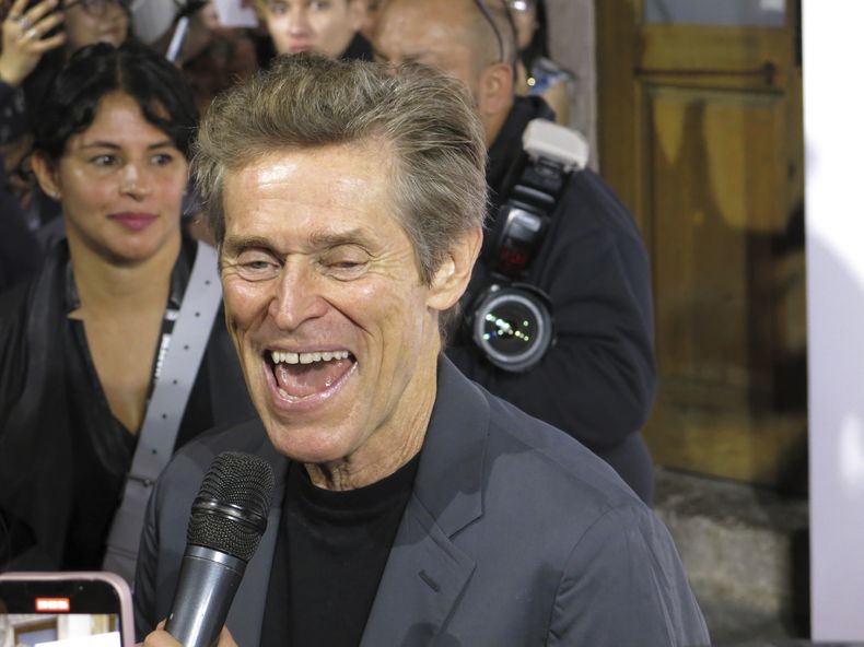 El actor estadounidense Willem Dafoe ríe al hablar con reporteros en la alfombra roja de la película The Dead Dont Hurt en Morelia, México, el viernes 20 de octubre de 2023. (Foto AP/Berenice Bautista)
