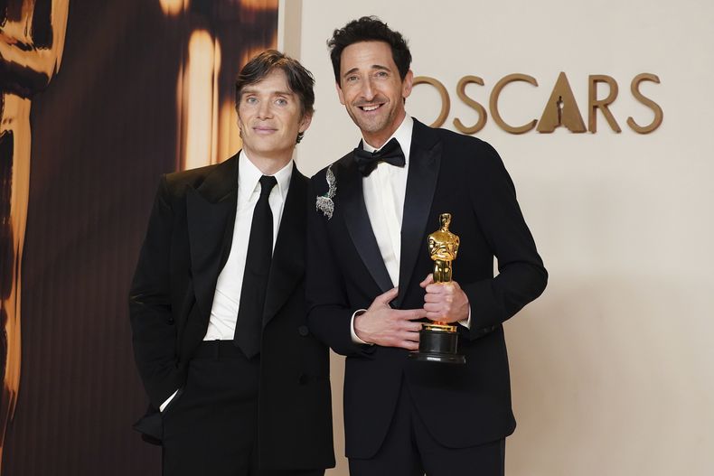Cillian Murphy y Adrien Brody, protagonista de The Brutalist, por el que ganó el Oscar, posan en la sala de prensa de los Premios de la Academia, el domingo 2 de marzo de 2025 en el Teatro Dolby de Los Ángeles. (Foto, Jordan Strauss/Invision/AP)