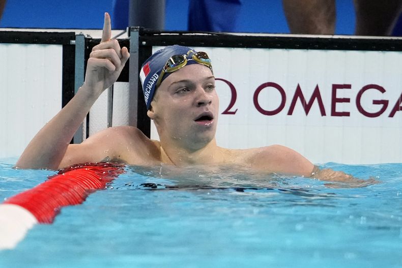 El francés Leon Marchand celebra tras ganar los 200 metros mariposa en la natación de los Juegos Olímpicos de París, el miércoles 31 de julio de 2024, en Nanterre, Francia. (AP Foto/Matthias Schrader)