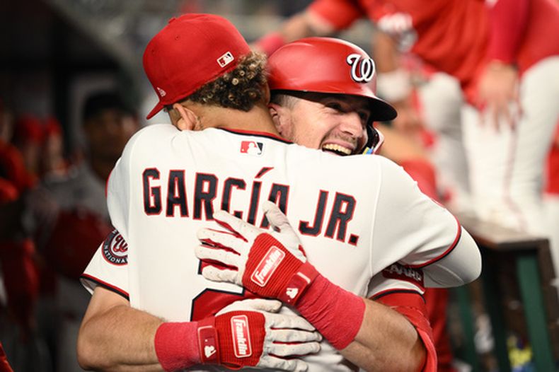 Jacob Young, de frente, de los Nacionales de Washington, celebra su cuadrangular de dos carreras con Luis García Jr., durante la octava entrada del juego de béisbol de Grandes Ligas contra los Mets de Nueva York, el miércoles 20 de mayo de 2026, en Washington. (AP Foto/Nick Wass)
