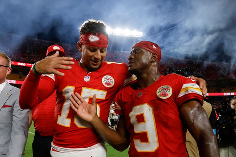 El quarterback de los Chiefs de Kansas City, Patrick Mahomes (15), y el corredor Kenneth Walker III (9) salen del campo tras un partido de fútbol americano de la NFL contra los Colts de Indianápolis, en Kansas City, Misuri, el domingo 20 de septiembre de 2026. (Foto AP/Colin E. Braley)