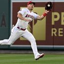 Los Angelinos de Los Ángeles Mike Trout corre para atrapar un elevado golpeado por el jugador de los Medias Rojas Pablo Reyes, en el quinto inning de su juego de béisbol en Anaheim, California, el lunes 22 de mayo de 2023. (AP Foto/Alex Gallardo)