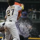 Joey Wiemer, de los Cerveceros de Milwaukee, es empapado por el dominicano Willy Adames, al festejar la victoria sobre los Reales de Kansas City, el sábado 13 de mayo de 2023 (AP Foto/Morry Gash)