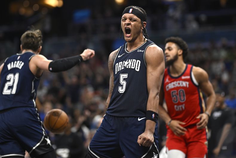 El alero del Magic de Orlando Paolo Banchero celebra una clava en el encuentro ante los Pelicans de Nueva Orleans el jueves 21 de marzo del 2024. (AP Foto/Phelan M. Ebenhack)