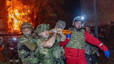 Rescatistas evacúan a un civil en medio de un ataque ruso contra Járkiv, Ucrania, el 13 de octubre del 2026. (AP foto/Andrii Marienko)