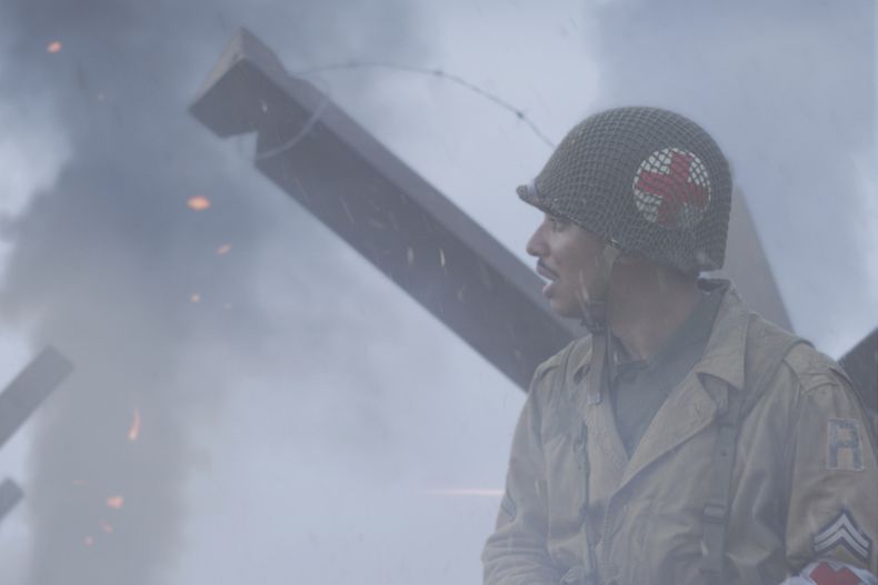 En sesta imagen proporcionada por National Geographic el actor Francesco Di Rauso, interpreta al soldado médico Waverly Woodson Jr., quien rindió servicio en el 320o Batallón de Globos de Barrera en el Día D en una escena de Erased: WW2s Heroes of Color. (National Geographic vía AP)