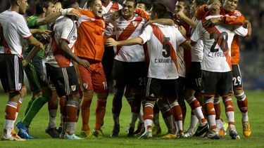 americateve | Los jugadores de River Plate festejan su victoria ante Boca Juniors en el gran cl&aacute;sico del f&uacute;tbol argentino el 30 de marzo del 2014 en la "Bombonera" boquense. River qued&oacute; a un punto de la cima en el campeonato argentino. (A