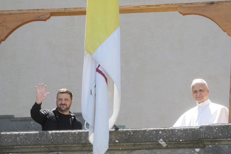 El presidente de Ucrania, Volodymyr Zelenskyy, y el papa León XIV saludan a los periodistas durante su reunión en Castel Gandolfo, Italia, el miércoles 9 de julio de 2025. (AP Foto/Gregorio Borgia)