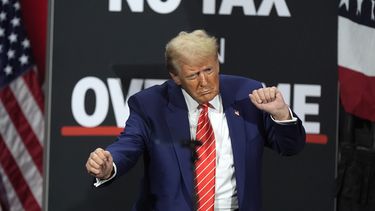 El candidato presidencial republicano y expresidente Donald Trump durante un acto de campaña, el 15 de octubre de 2024, en el Cobb Energy Performing Arts Centre de Atlanta. (AP Foto/John Bazemore, Archivo)