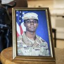 ARCHIVO - Un retrato del soldado estadounidense Travis King se vi mientras su abuelo, Carl Gates, habla sobre su nieto el 19 de julio de 2023 en Kenosha, Wisconsin. Corea del Norte anunció el miércoles 27 de septiembre que había decidido expulsar a un soldado que cruzó al país por la fortificada frontera entre las dos coreas en julio. (AP Foto/Morry Gash, Archivo)