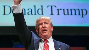 trump critica los antecedentes militares de john mccain