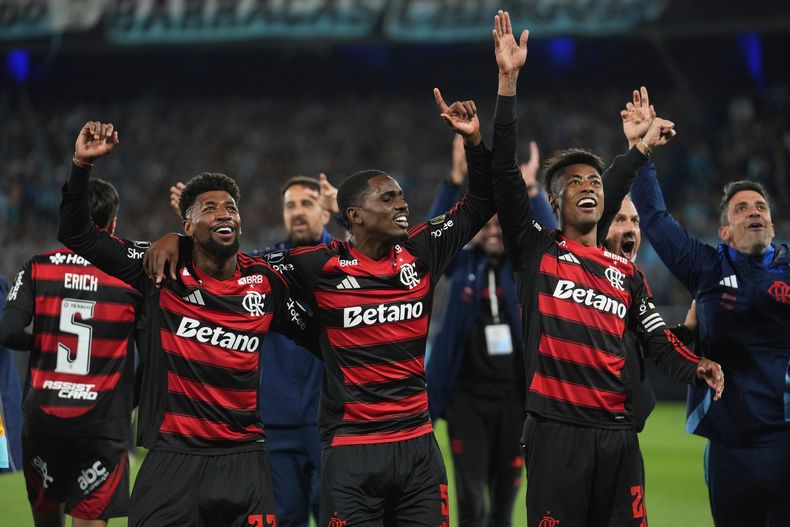 Los jugadores de Flamengo celebran tras vencer a Racing Club en las semifinales de la Copa Libertadores, el miércoles 29 de octubre de 2025, en Buenos Aires. (AP Foto/Gustavo Garello)
