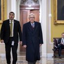 El líder de la minoría en el Senado, Mitch McConnell, republicano de Kentucky, a la derecha, camina mientras el Senado se acerca a una votación final sobre un paquete de gasto de emergencia que proporcionaría ayuda militar a Ucrania e Israel, repondría los sistemas armamentísticos estadounidenses y costearía comida, agua y otra ayuda humanitaria para civiles en Gaza, en el Capitolio, Washington, el lunes 12 de febrero de 2024. (AP Foto/J. Scott Applewhite)