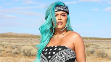 karol g causo sensacion al besarse con una de sus bailarinas