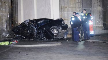 un auto choca contra la puerta de brandemburgo de berlin