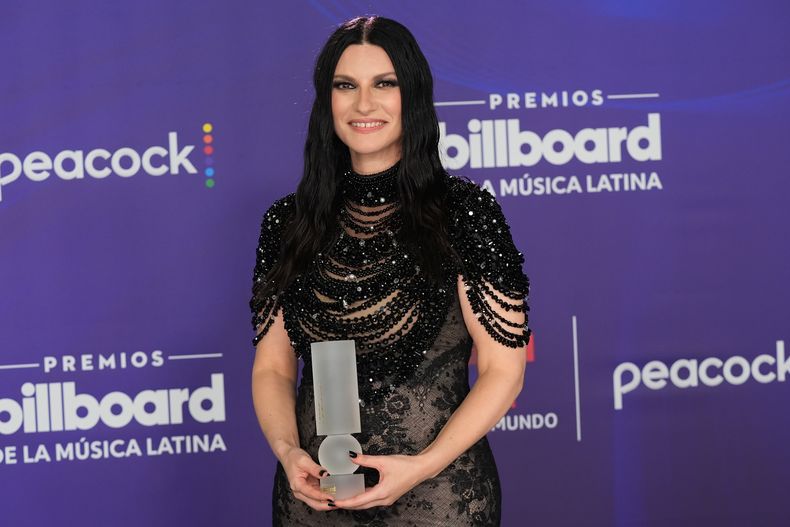Laura Pausini posa con el Premio Ícono en los Premios Billboard de la Música Latina el jueves 23 de octubre de 2025, en Miami. (Foto AP/Marta Lavandier)