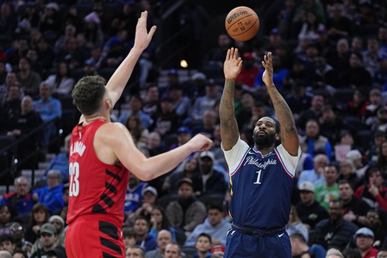 Andre Drummond de los 76ers de Filadelfia salta para anotar frente a Donovan Clingan de los Trail Blazers de Portland el domingo 15 de marzo del 2026. (AP Foto/Matt Rourke)