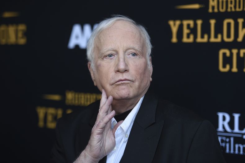 ARCHIVO - Richard Dreyfuss llega al estreno en Los Ángeles de Murder at Yellowstone City el jueves 23 de junio de 2022 en el Harmony Gold Theatre de Los Ángeles. Un foro emitió una disculpa, el sábado 25 de mayo de 2024, por los comentarios hechos por Dreyfuss, quien se presentó con un vestido en un evento temático de la película Tiburón e hizo comentarios degradantes para las mujeres y la comunidad LGBTQ. (Foto Richard Shotwell/Invision/AP, archivo)