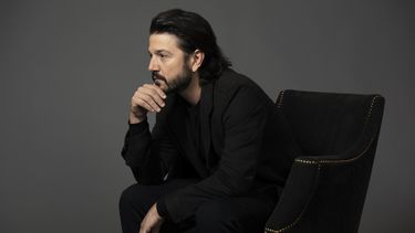 Diego Luna posa para promocionar Andor el martes 15 de abril de 2025, en Los Ángeles. (Foto Rebecca Cabage/Invision/AP)
