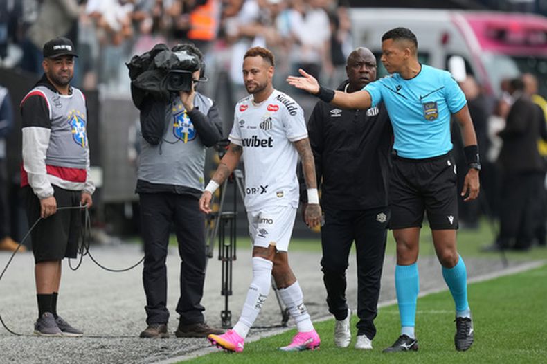 Neymar abandona el campo tras tener que salir de cambio por un error arbitral en el encuentro del Santos ante Coritiba en el campeonato brasileño el domingo 17 de mayo del 2026. (AP Foto/Andre Penner)